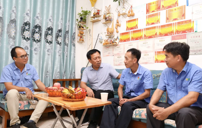 全国劳模朱平:海南省总工会到海南矿业走访慰问全国劳模朱平